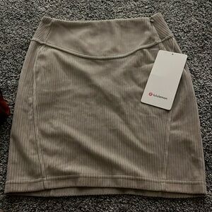 Cute Lulu skirt, never worn and in great condition